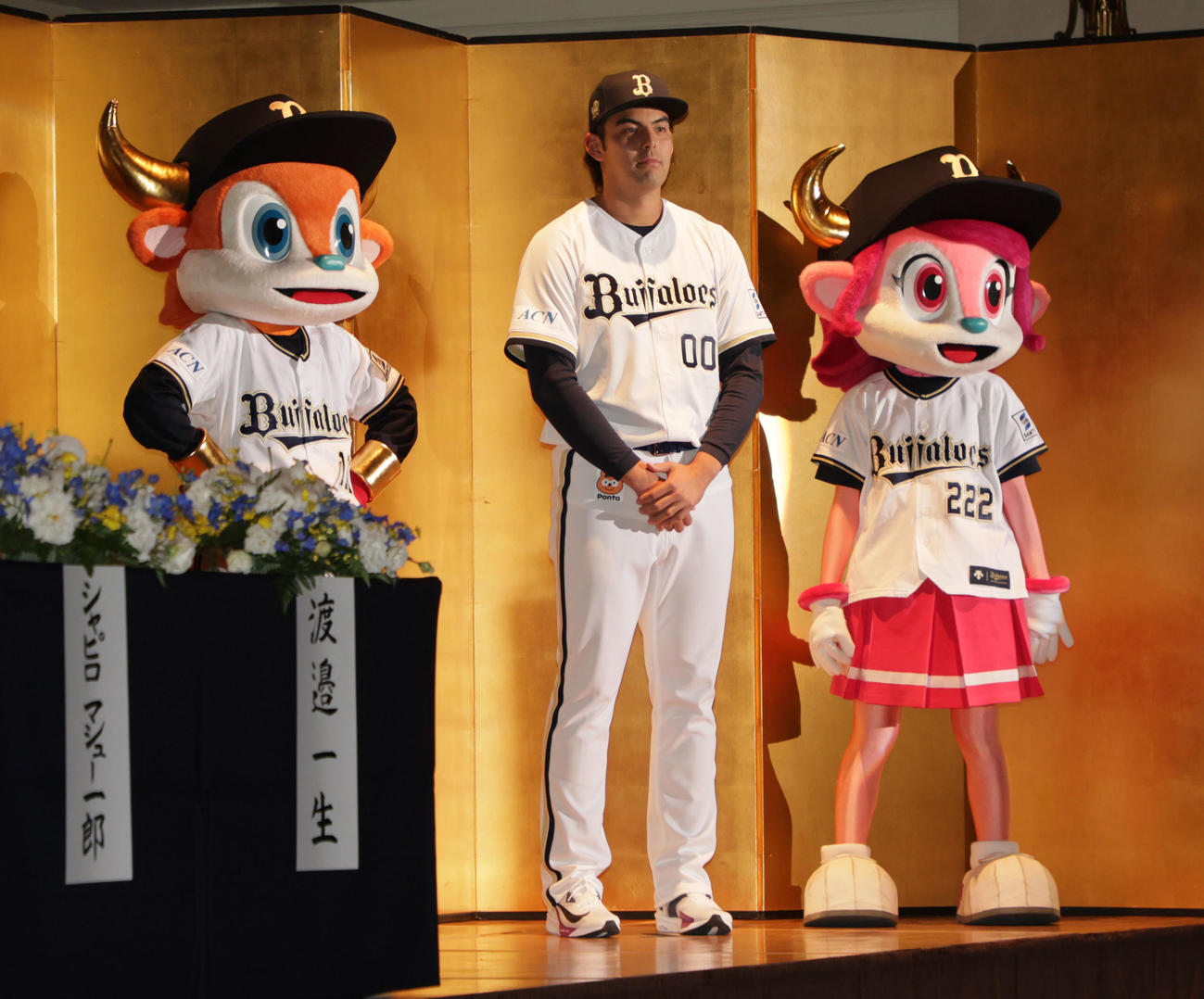 オリックスの新人選手入団発表記者会見で登壇するシャピロ・マシュー・一郎（撮影・宮崎幸一)