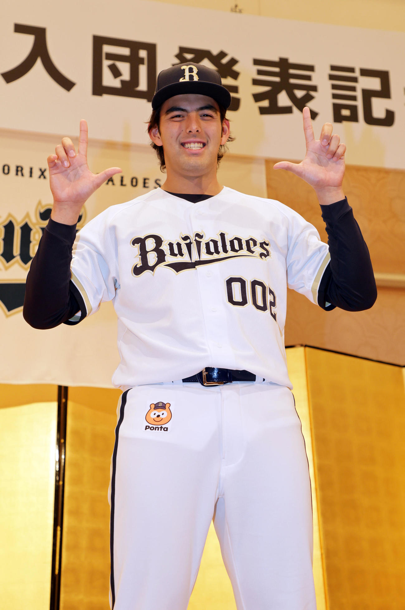 オリックスの新人選手入団発表記者会見で笑顔を見せるシャピロ・マシュー・一郎（撮影・宮崎幸一)