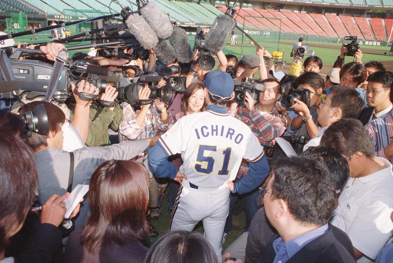 2000年10月13日、日本での最終戦を前に報道陣に囲まれるオリックス・イチロー