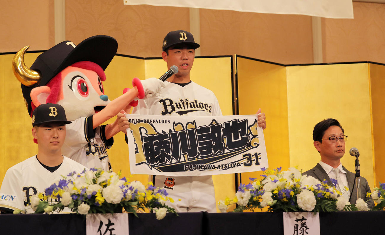 オリックスの新人選手入団発表記者会見でスピーチする藤川敦也（撮影・宮崎幸一)