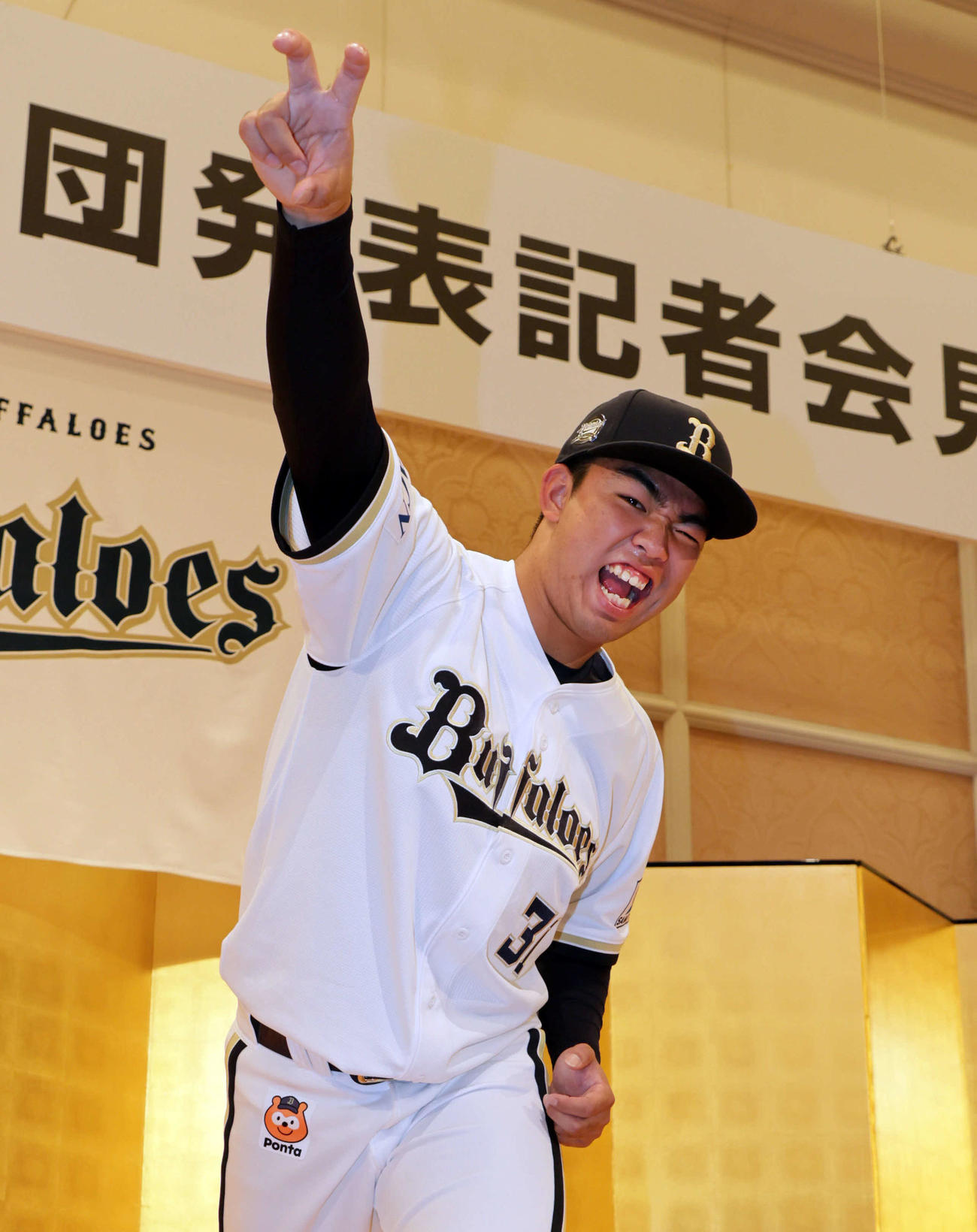オリックスの新人選手入団発表記者会見で投球フォームを披露する藤川（撮影・宮崎幸一)
