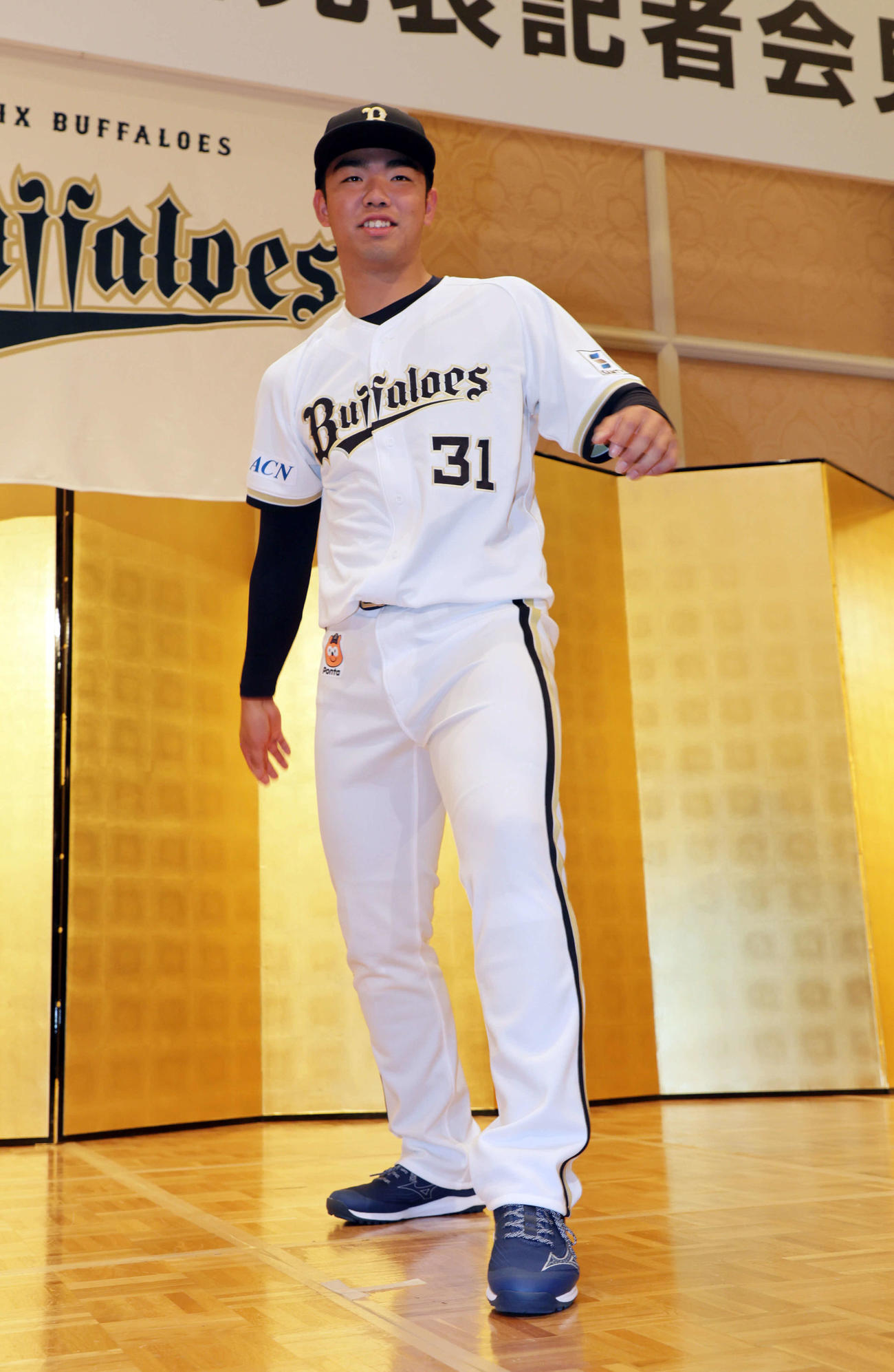 オリックスの新人選手入団発表記者会見で笑顔を見せる藤川敦也（撮影・宮崎幸一)