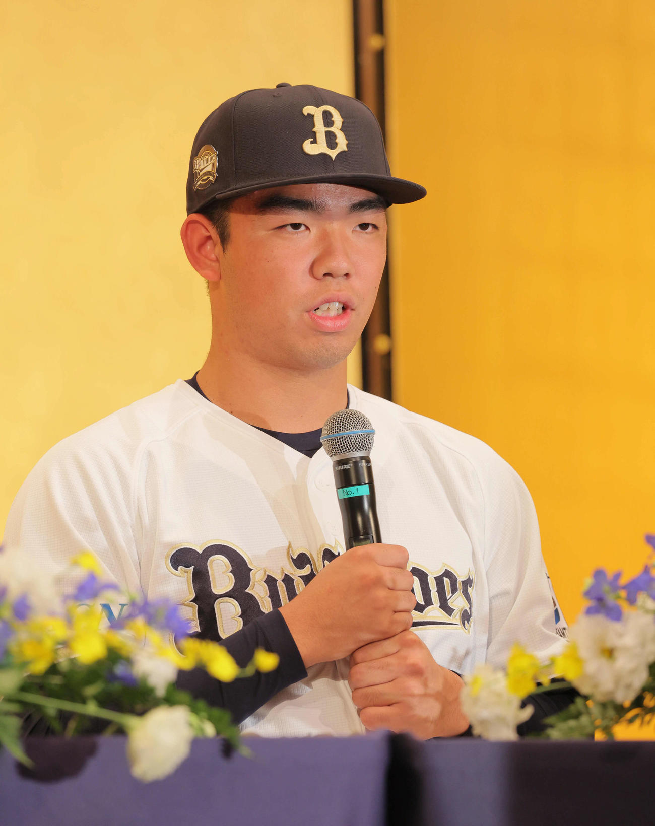オリックスの新人選手入団発表記者会見でスピーチする藤川敦也（撮影・宮崎幸一)