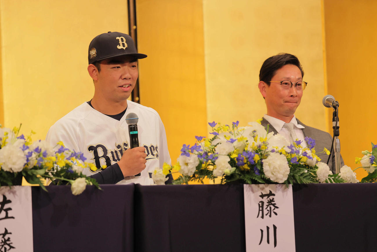 オリックスの新人選手入団発表記者会見でスピーチする藤川敦也。右は岸田監督（撮影・宮崎幸一)