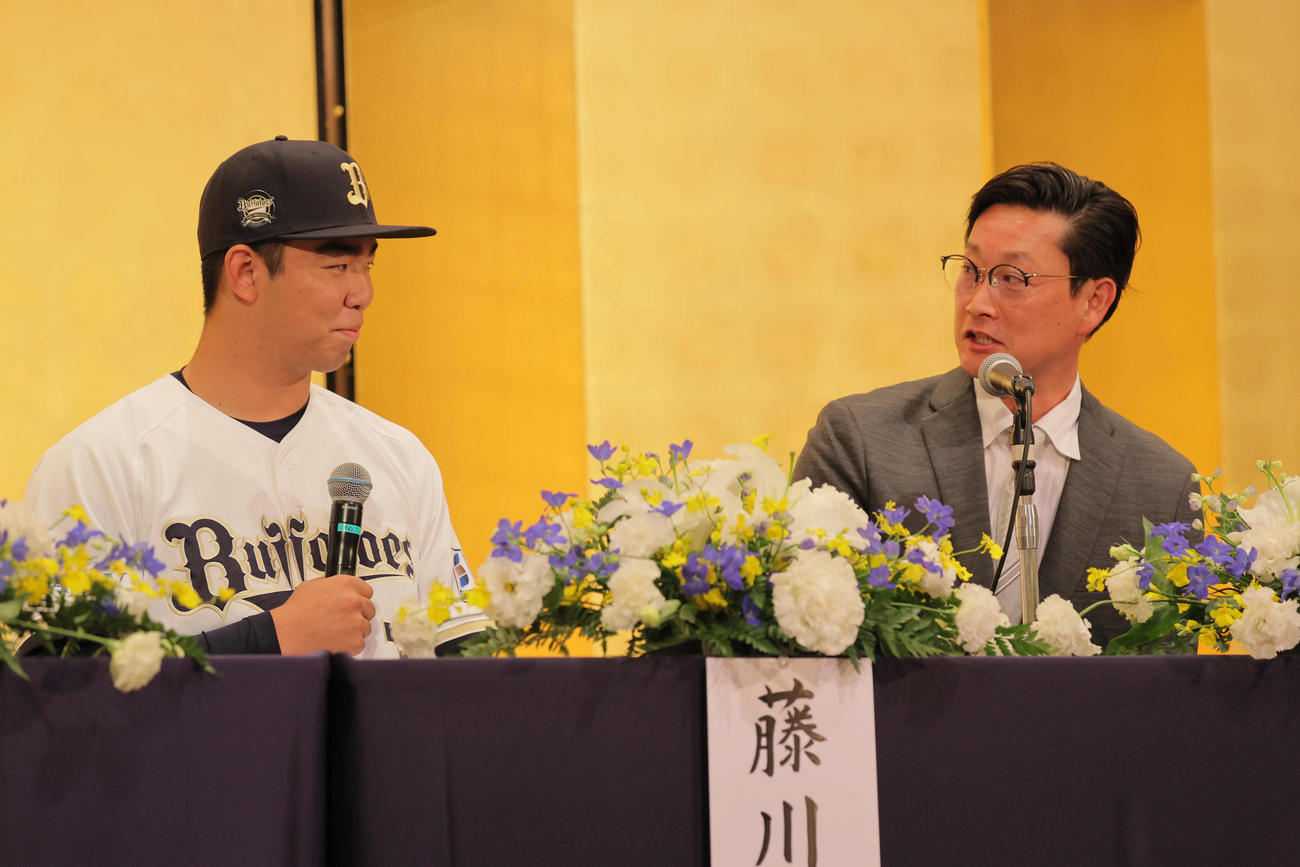 オリックスの新人選手入団発表記者会見でスピーチする藤川敦也。右は岸田監督（撮影・宮崎幸一)