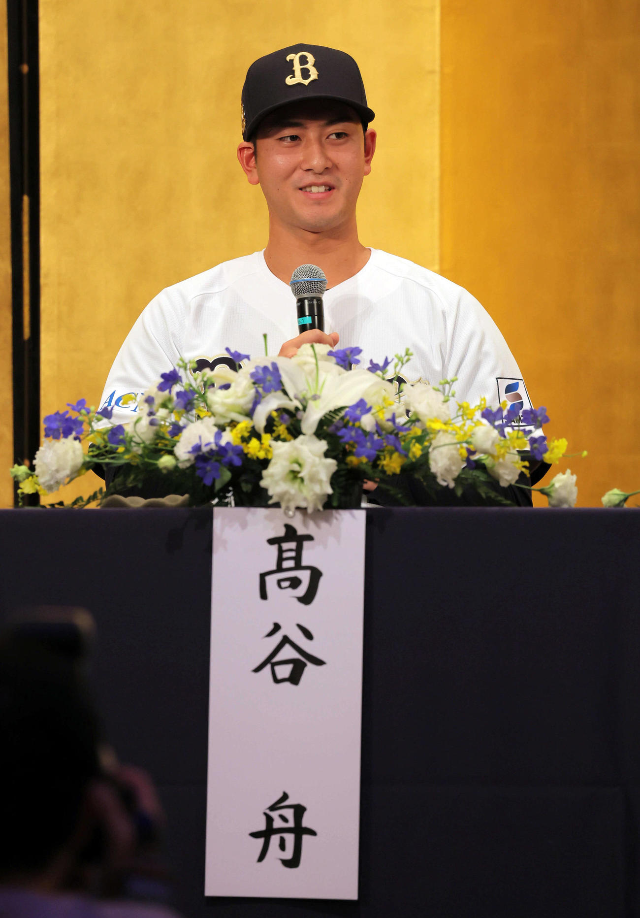 オリックスの新人選手入団発表記者会見でスピーチする高谷舟（撮影・宮崎幸一)