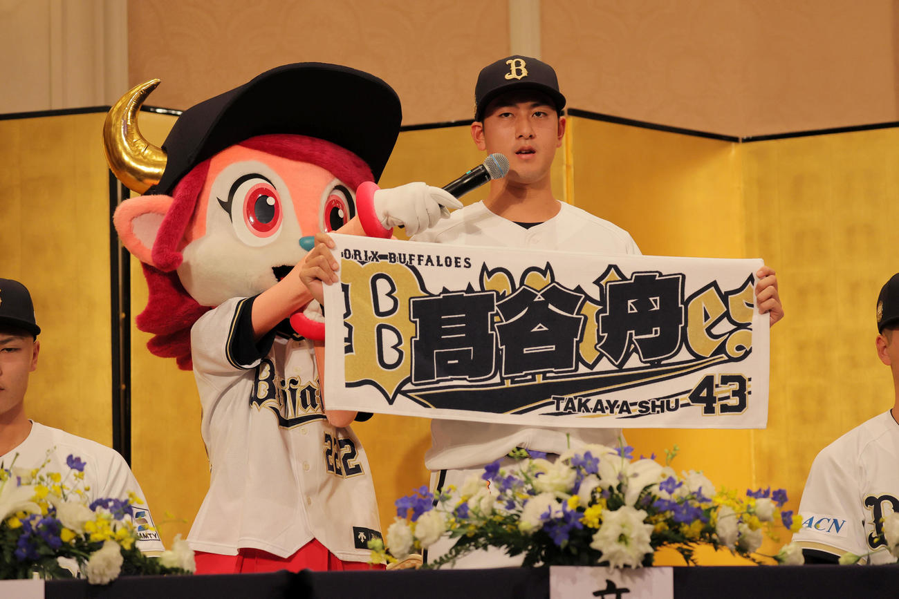 オリックスの新人選手入団発表記者会見でスピーチする高谷舟（撮影・宮崎幸一)