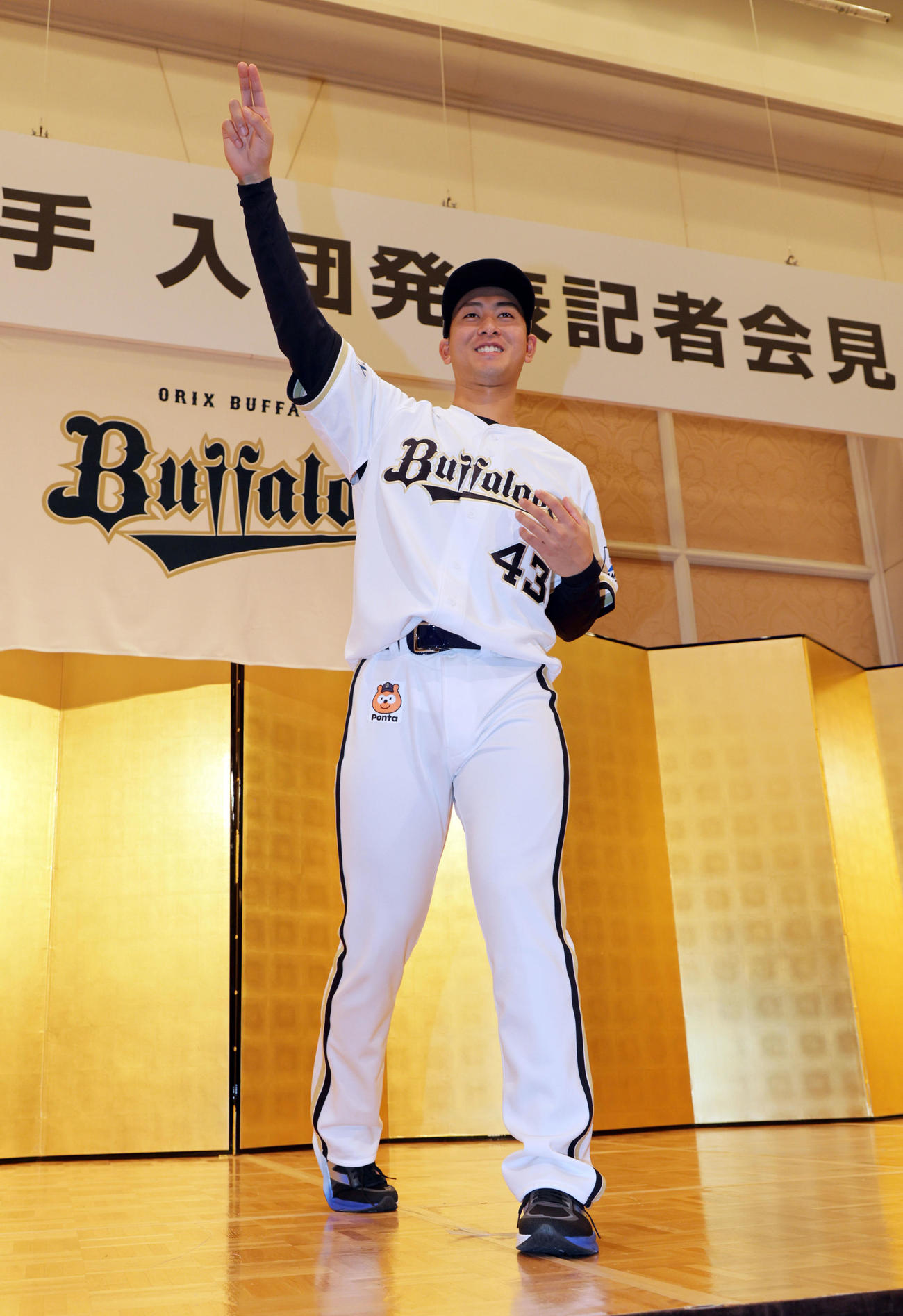 オリックスの新人選手入団発表記者会見で笑顔を見せる高谷舟（撮影・宮崎幸一)