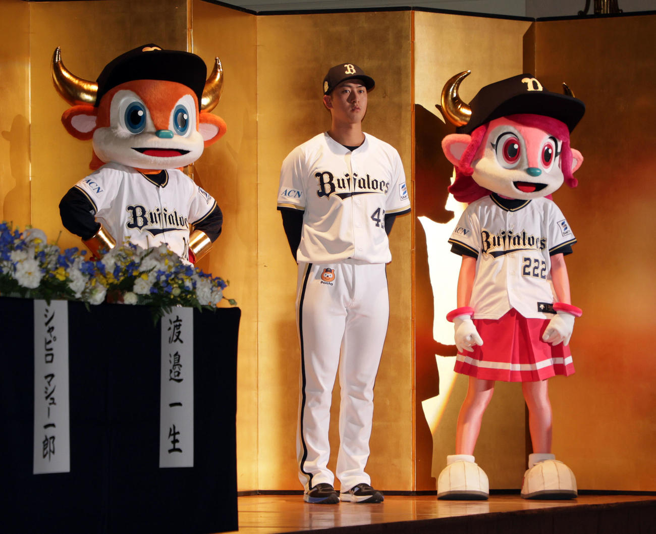 オリックスの新人選手入団発表記者会見で登壇する高谷舟（撮影・宮崎幸一)