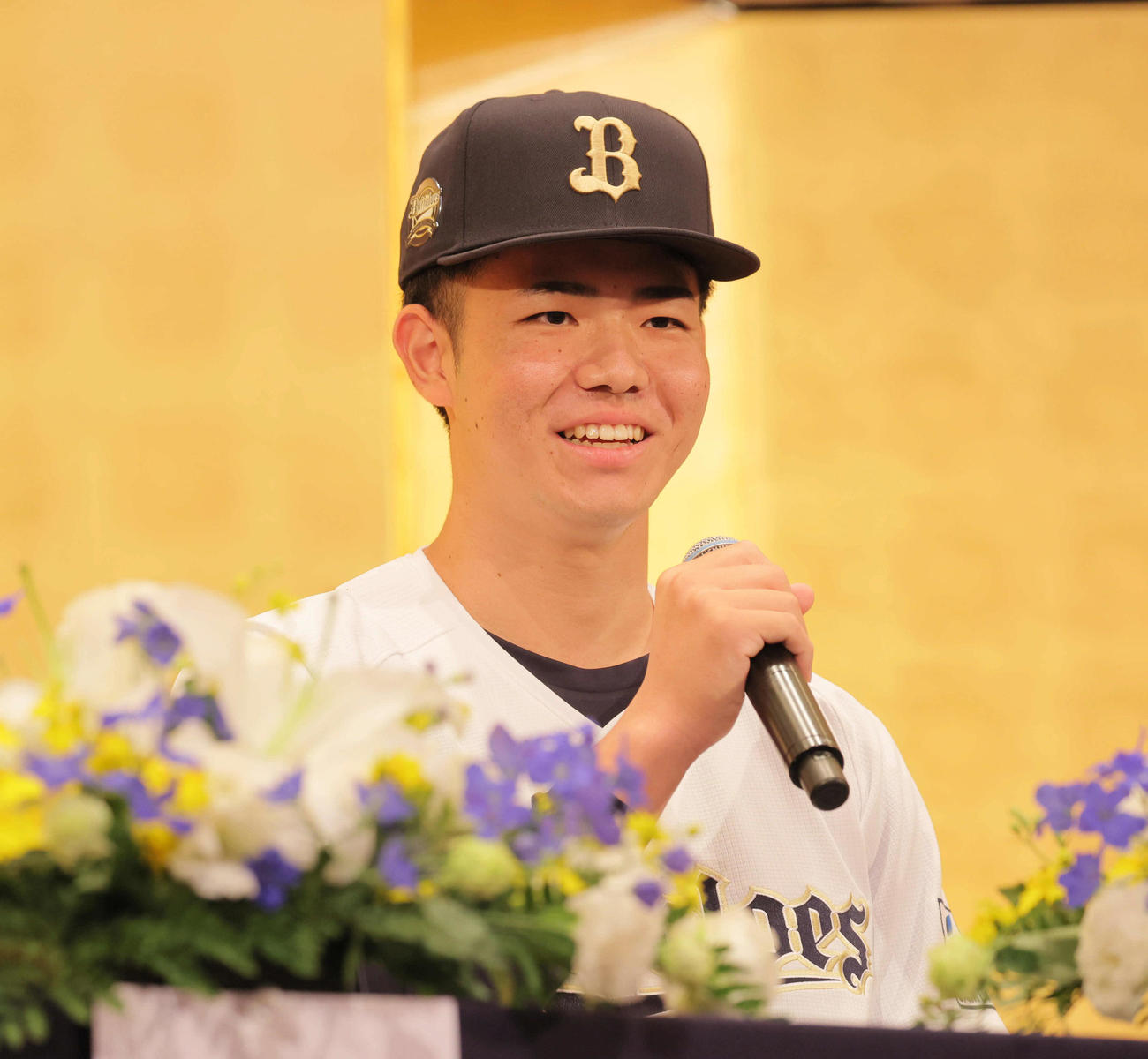 オリックスの新人選手入団発表記者会見でスピーチする森陽樹（撮影・宮崎幸一)