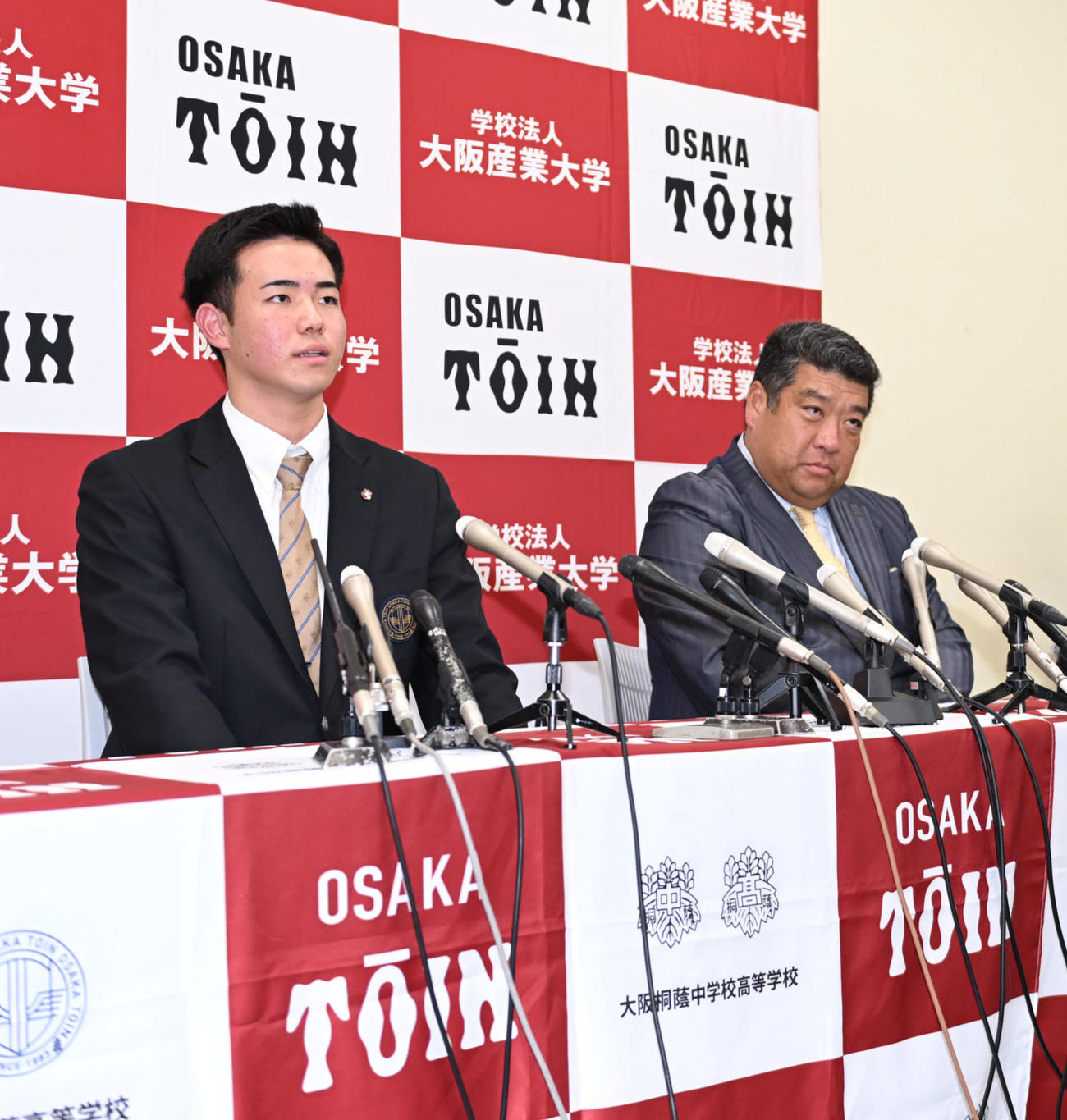 オリックスから2位指名を受け、両親の前で緊張した面持ちで会見する大阪桐蔭・森陽樹、左から2人目は西谷監督（撮影・和賀正仁）