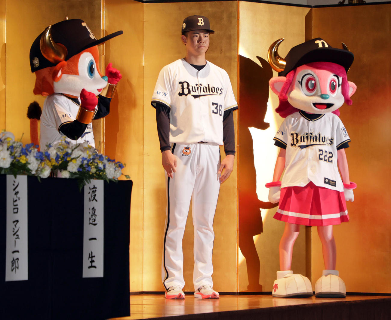 オリックスの新人選手入団発表記者会見で登壇する森陽樹（撮影・宮崎幸一)