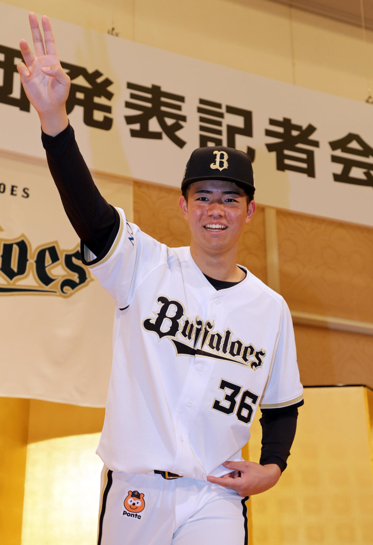 オリックスの新人選手入団発表記者会見で投球フォームを披露する森陽樹（撮影・宮崎幸一)