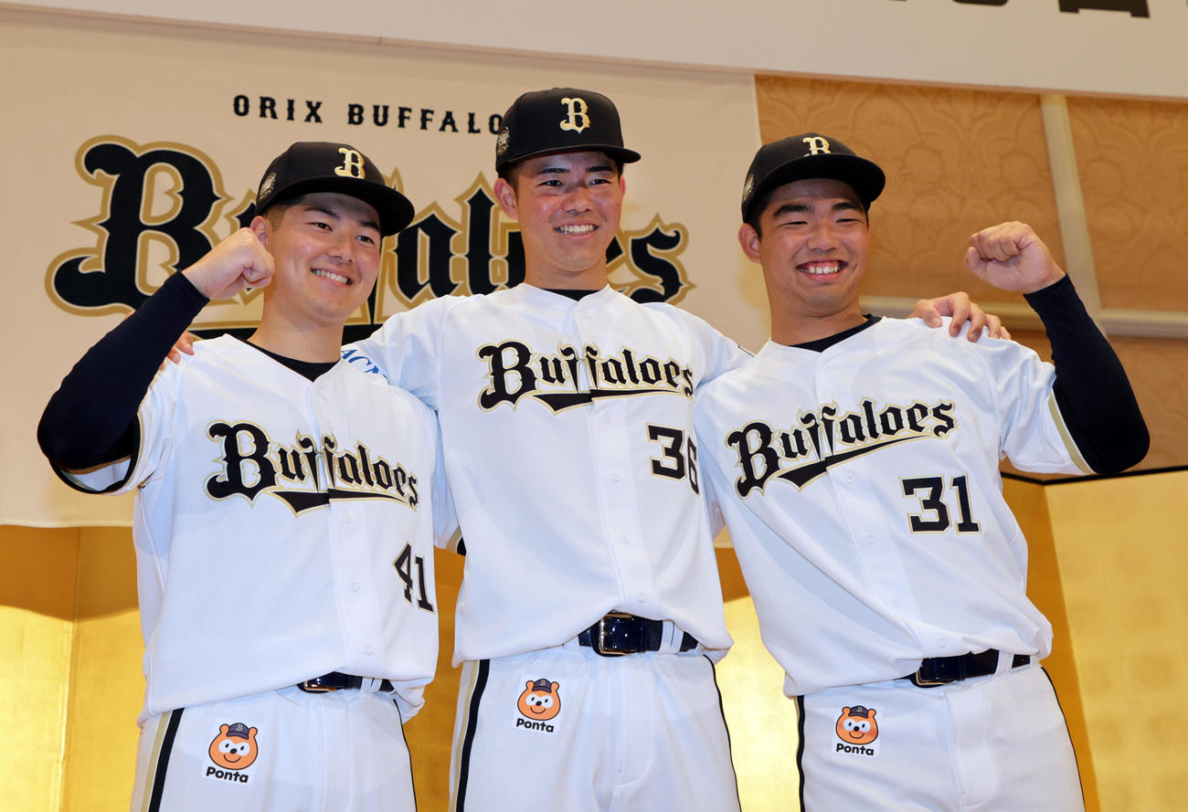 オリックスの新人選手入団発表記者会見で肩を組む、左からドラフト3位の佐藤龍月、2位の森陽樹、1位の藤川敦也（撮影・宮崎幸一)