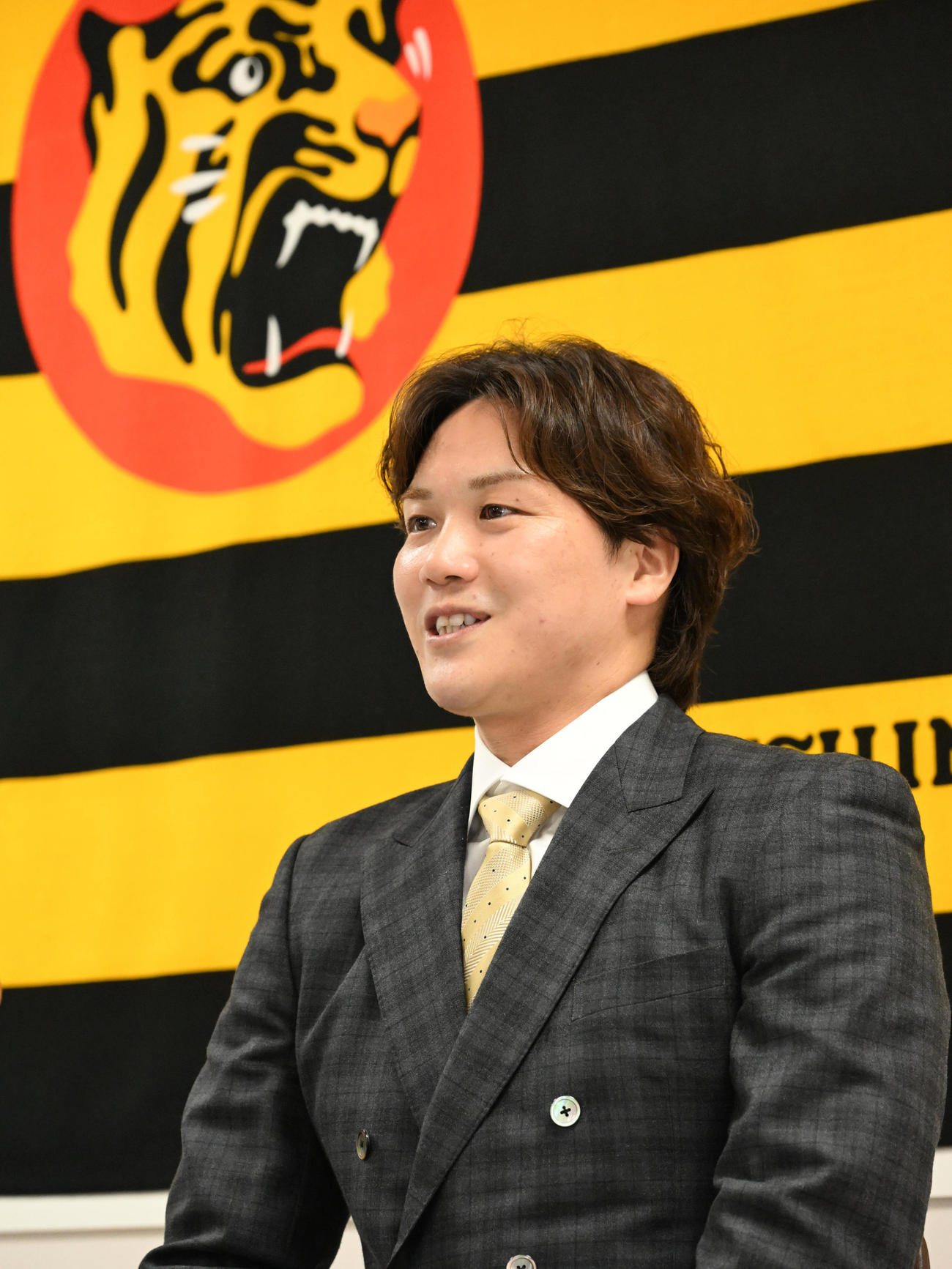 入団会見に臨む伏見（撮影・石井愛子）