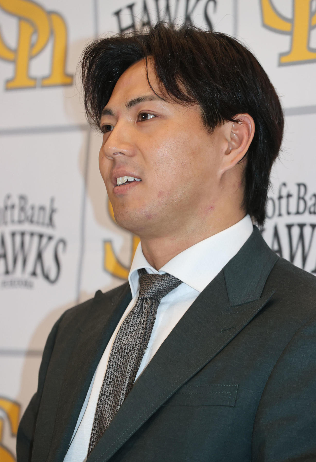 契約更改を終えた佐藤直は会見で話をする（撮影・梅根麻紀）