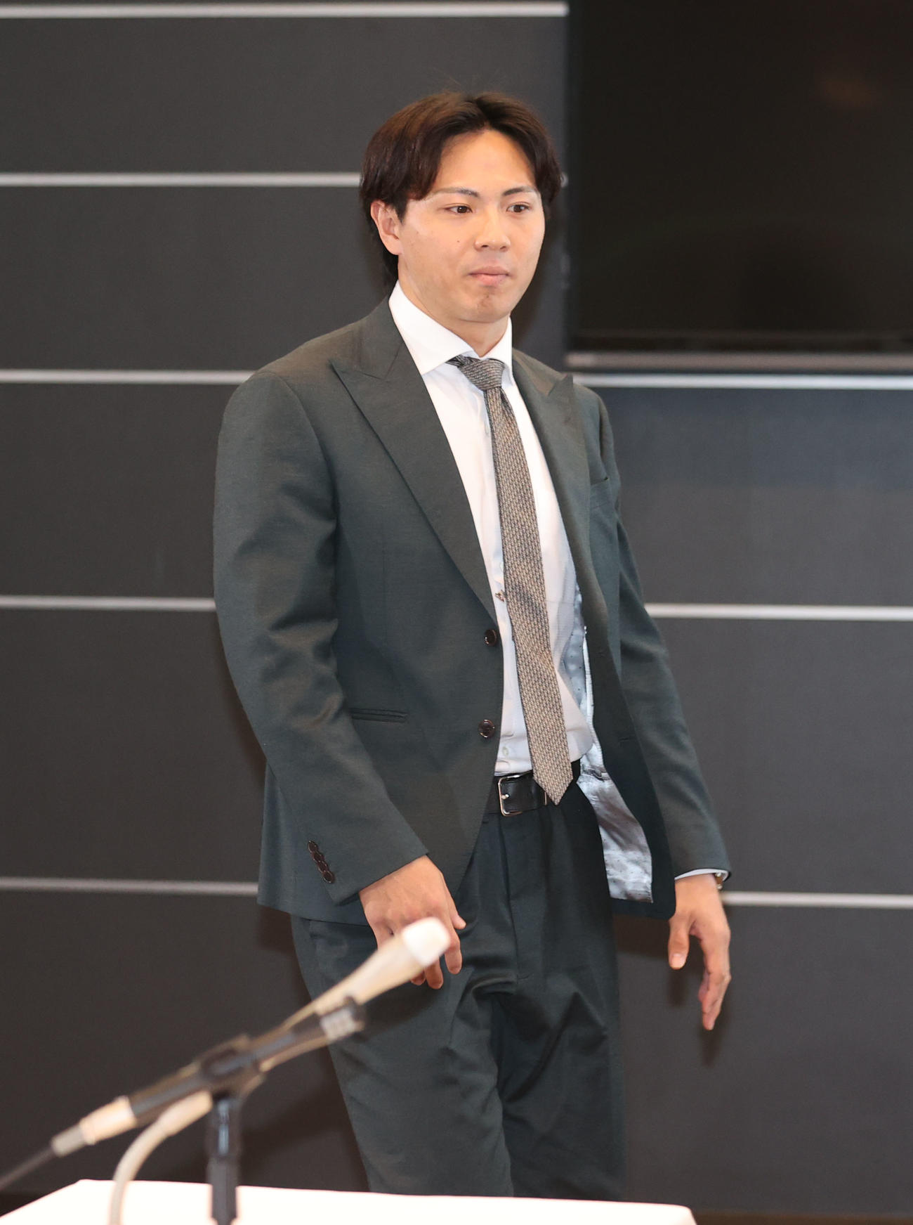 契約更改を終えた佐藤直（撮影・梅根麻紀）