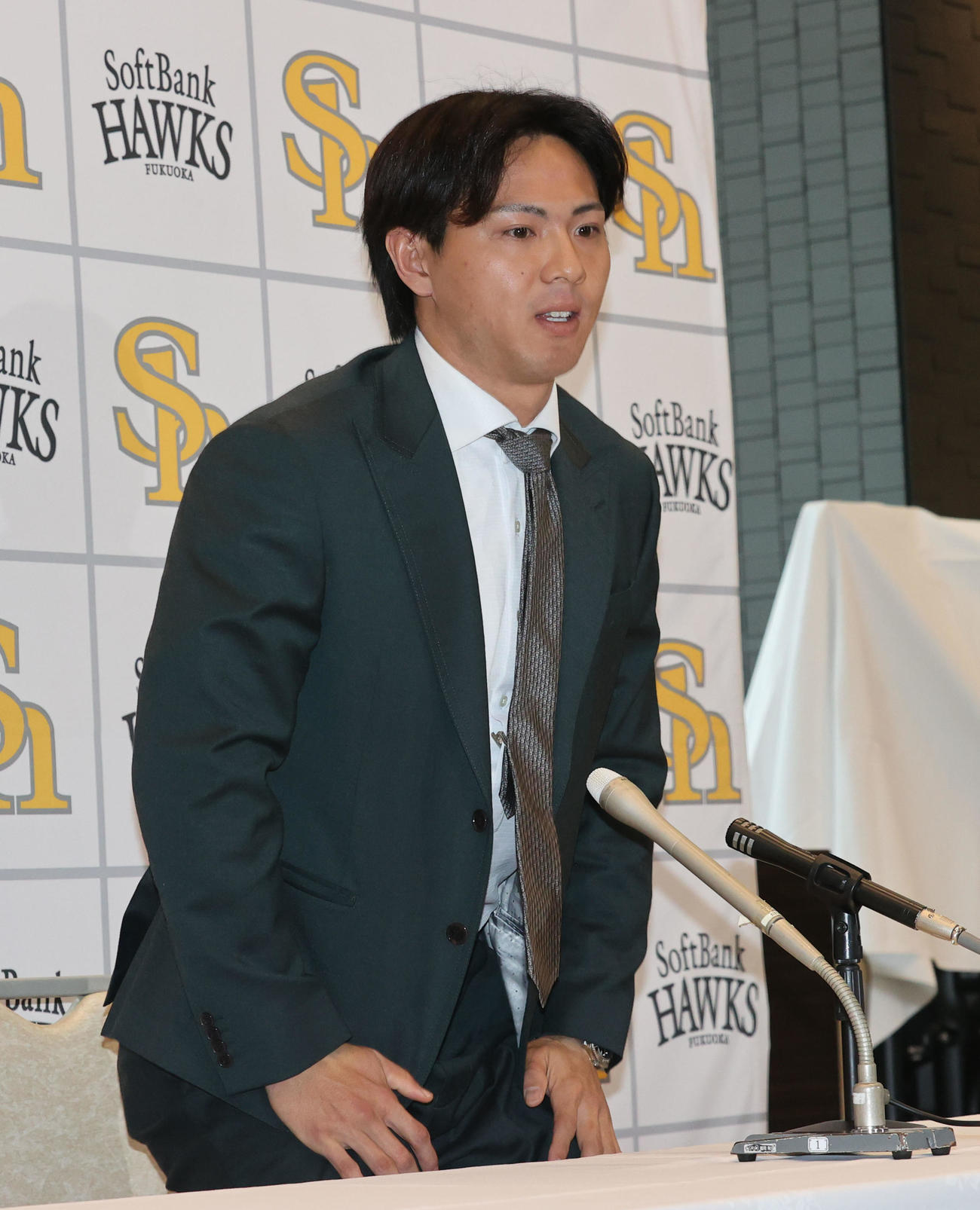 契約更改の会見を終えた佐藤直（撮影・梅根麻紀）