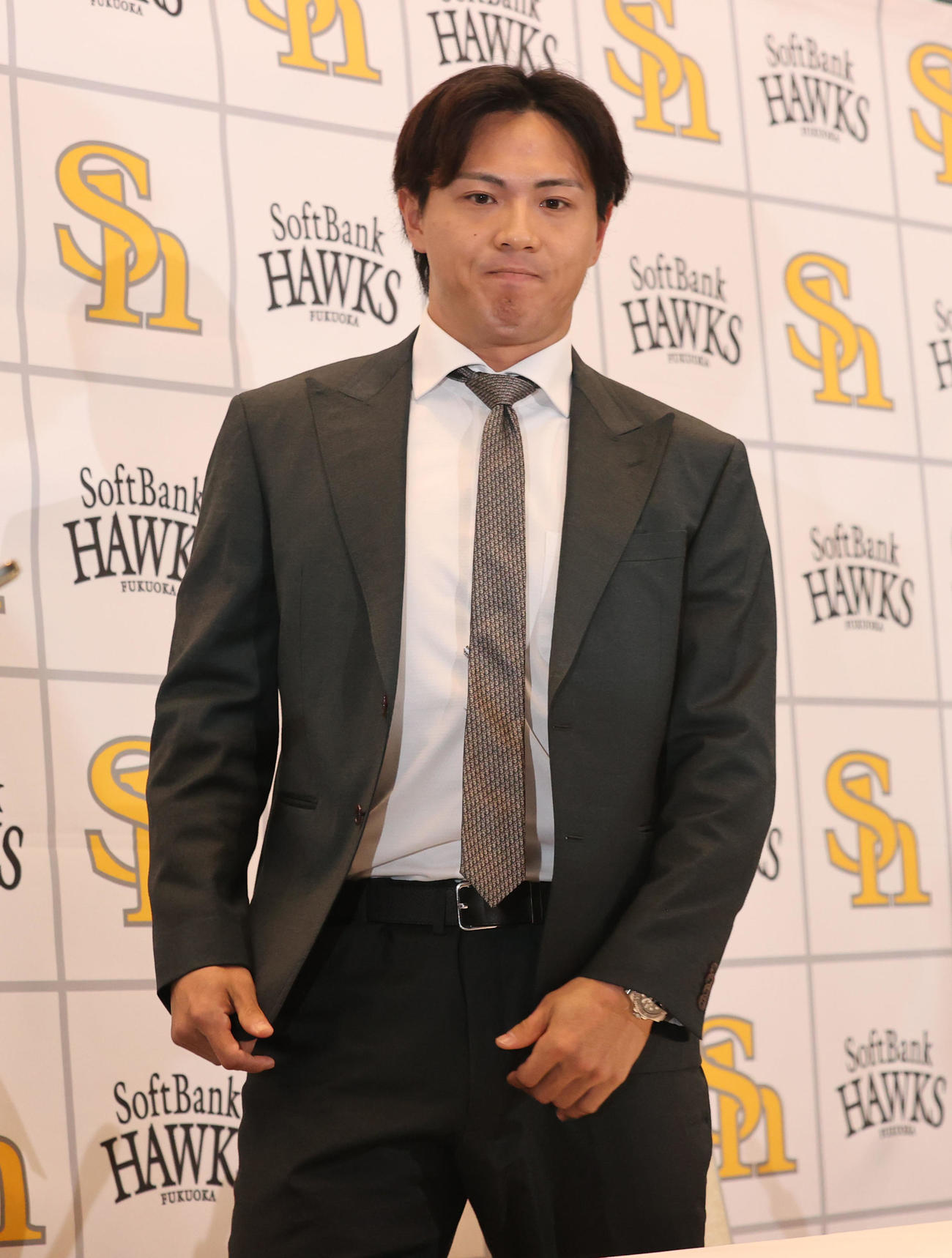 契約更改の会見を終えた佐藤直（撮影・梅根麻紀）