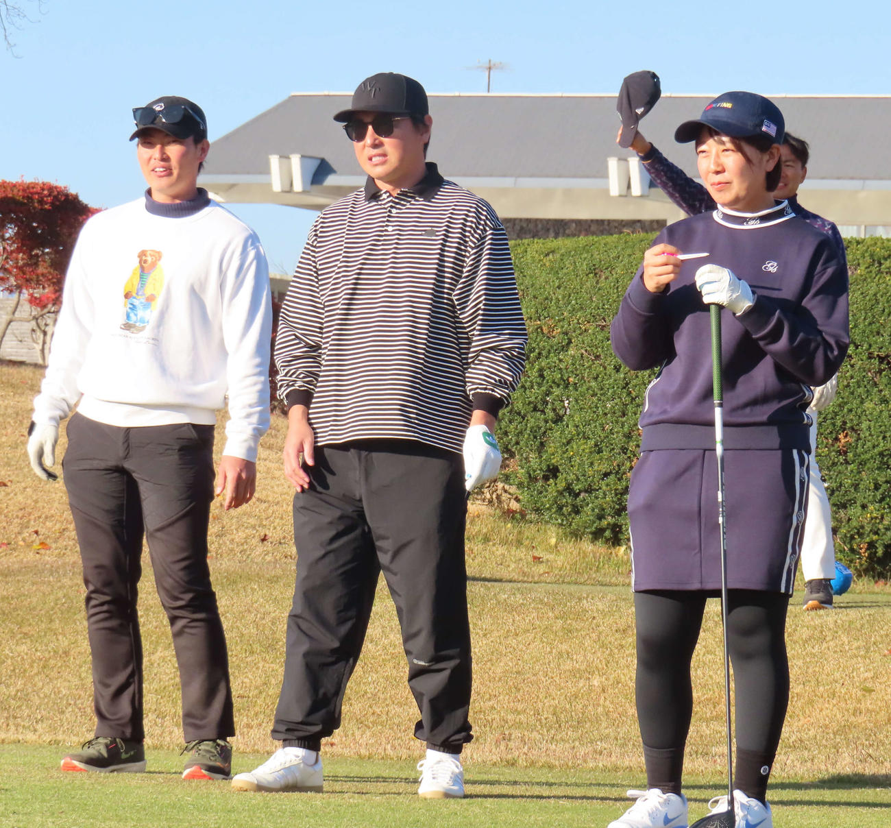 納会ゴルフに参加した巨人長野久義さん（中央）