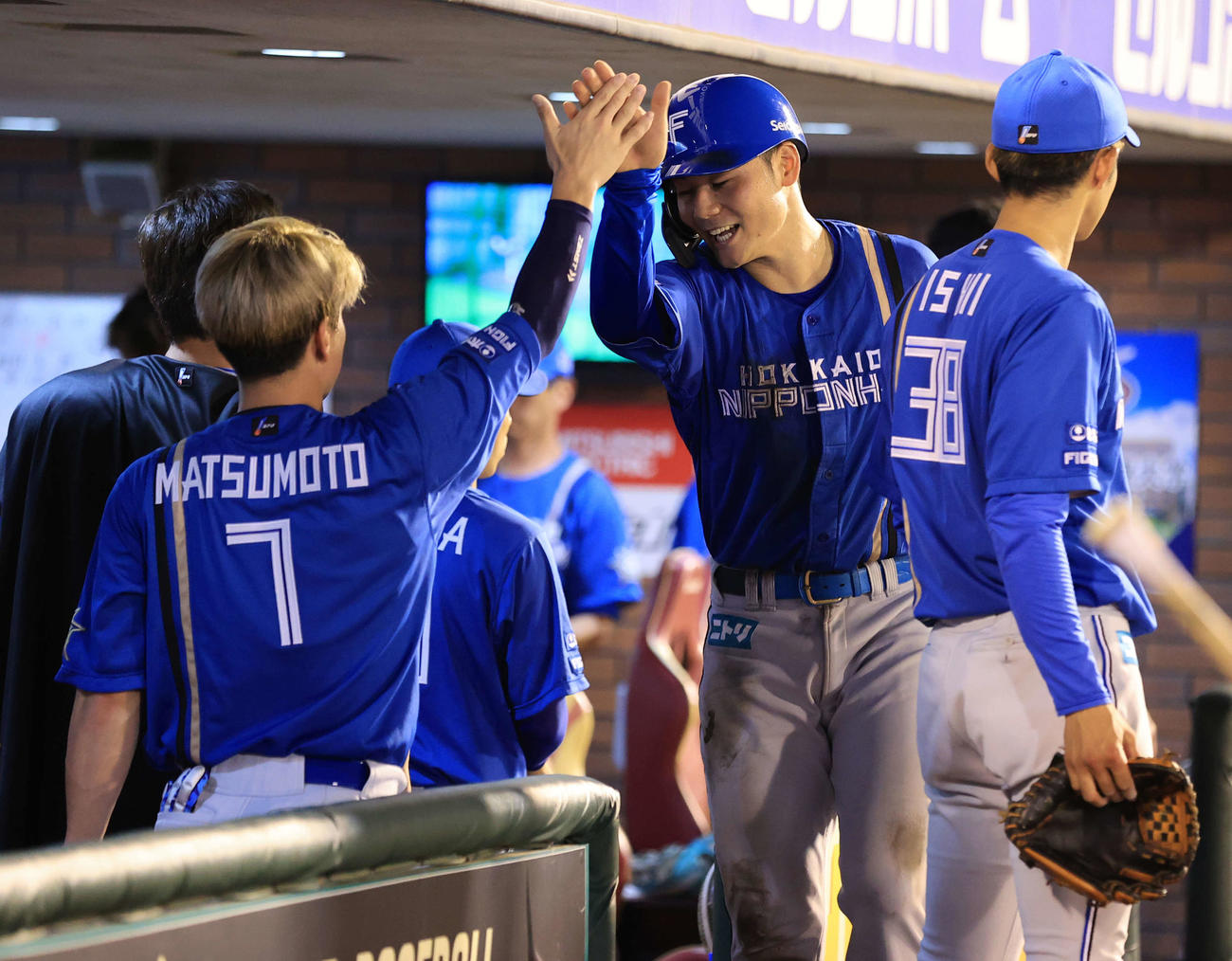 23年7月26日の楽天対日本ハム　9回表に勝ち越し、松本剛（左）とハイタッチで喜び合う清宮（撮影・浅見桂子）