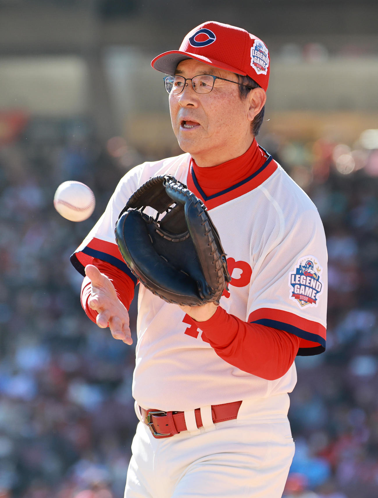 キャッチボールする達川氏（撮影・野上伸悟）