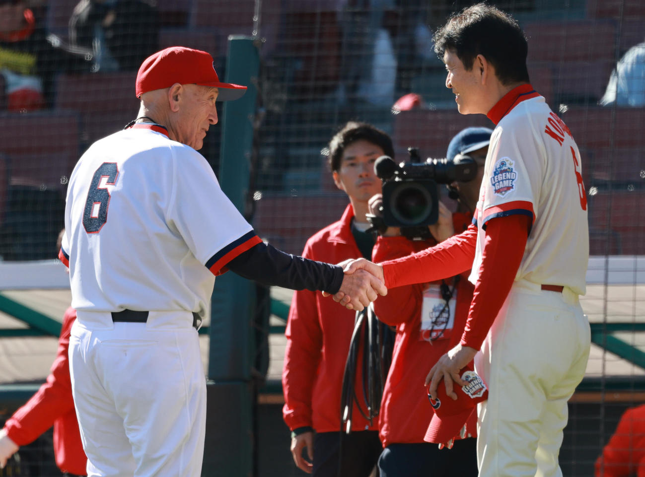 握手するホプキンス氏と小早川氏（撮影・野上伸悟）
