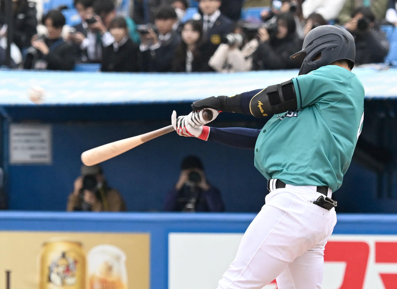 5回裏East1死一塁、松下が左越えに2点本塁打を放つ（撮影・千葉一成）