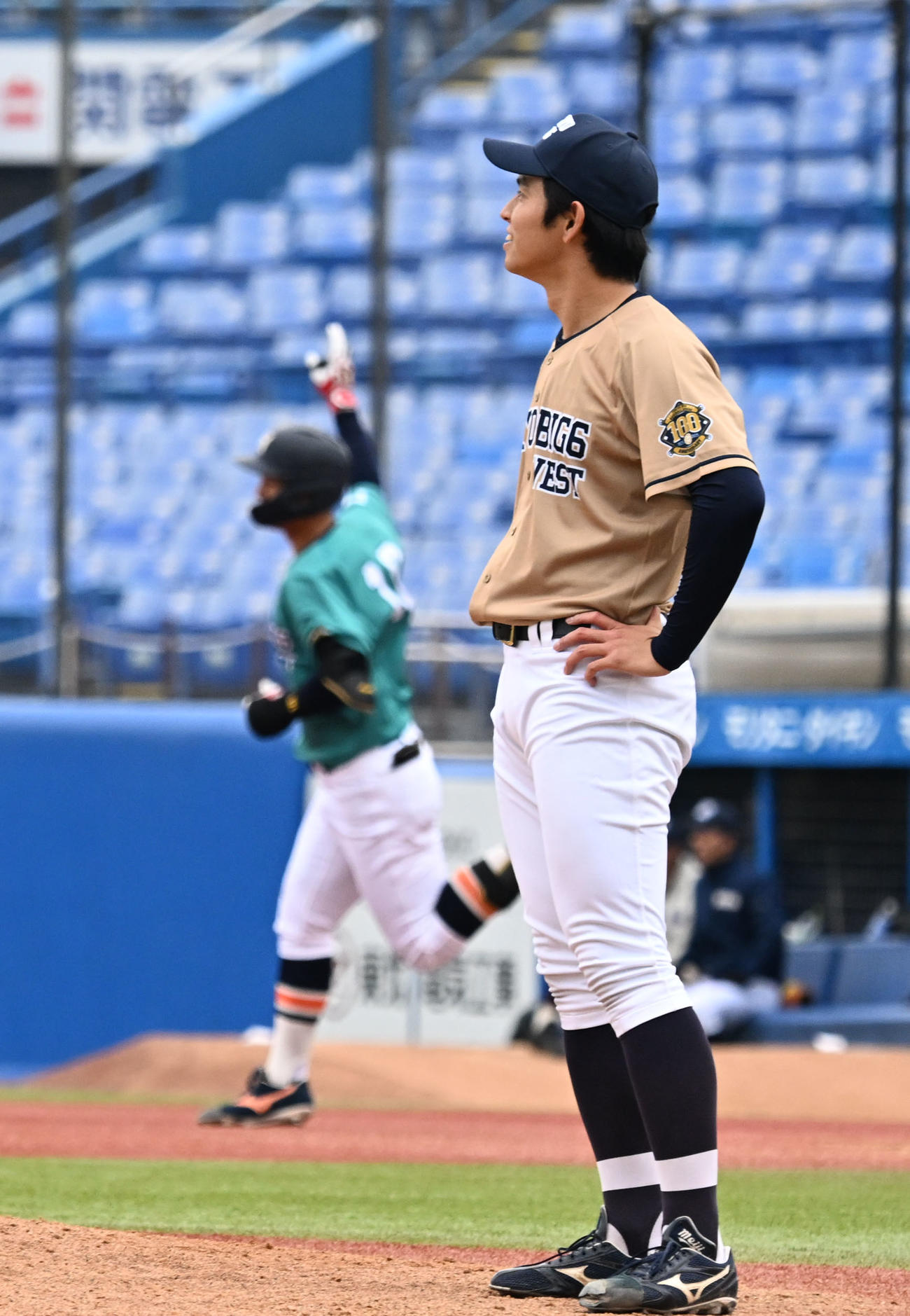 5回裏East1死一塁、松下（左）に2点本塁打を浴びる久野（撮影・千葉一成）