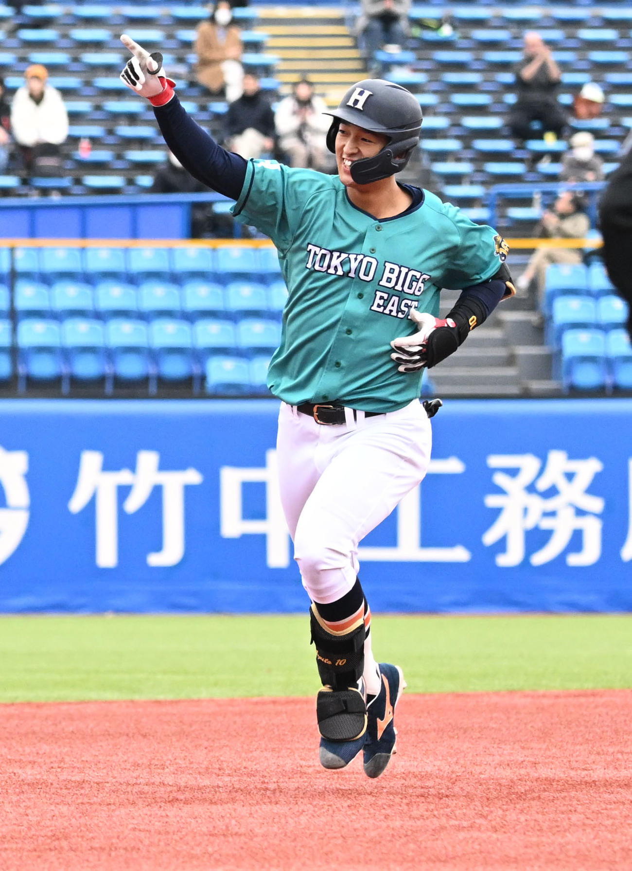 5回裏East1死一塁、左越えに2点本塁打を放ち、ダイヤモンドを回る松下（撮影・千葉一成）