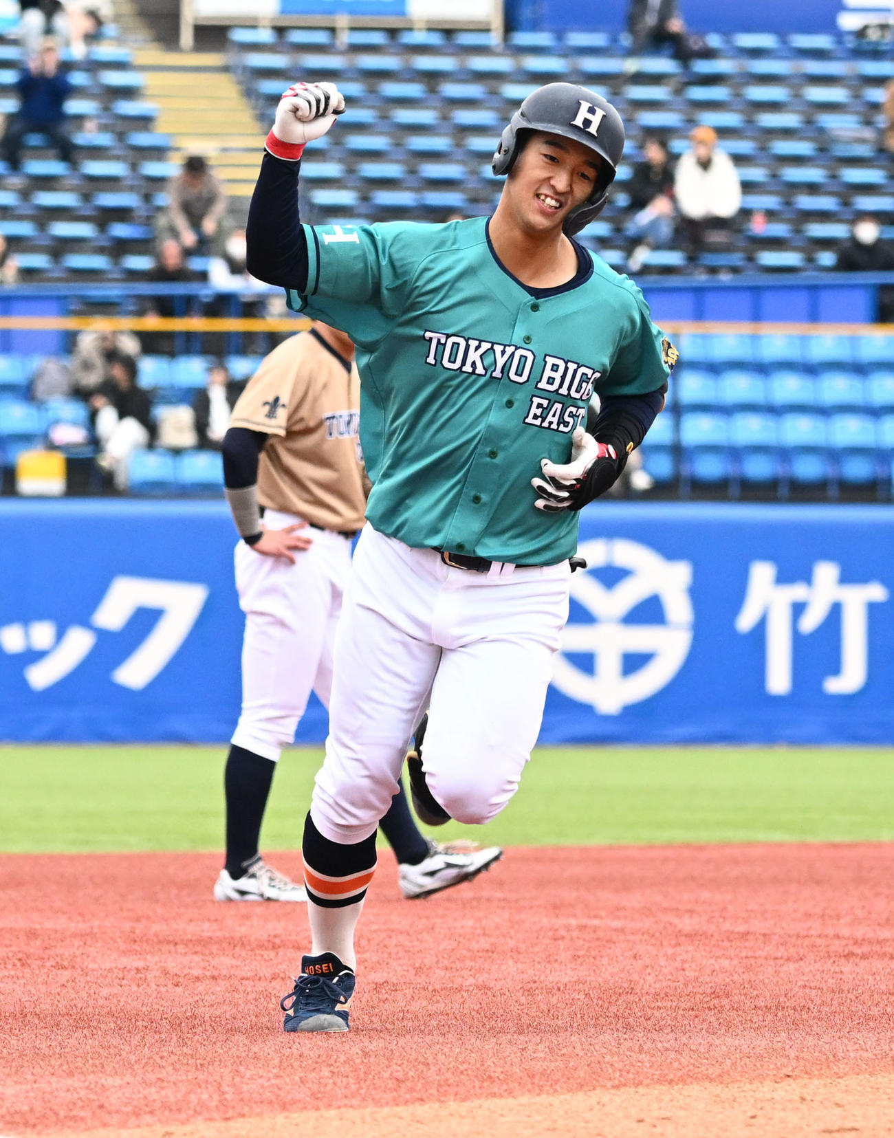 5回裏East1死一塁、左越えに2点本塁打を放ち、ダイヤモンドを回る松下（撮影・千葉一成）