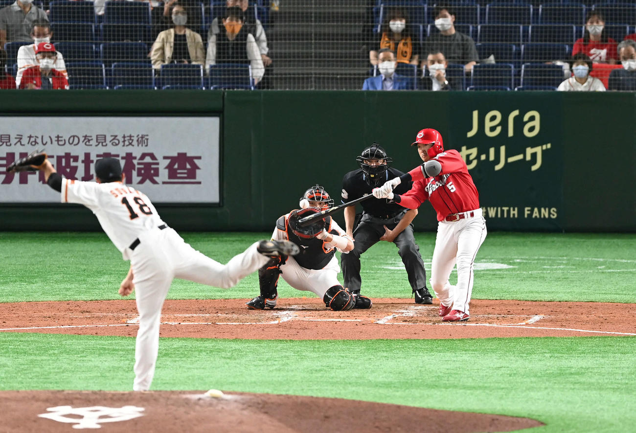 巨人対広島　4回表広島2死一、二塁、長野は左越え3点本塁打を放つ。投手菅野（2020年9月撮影）