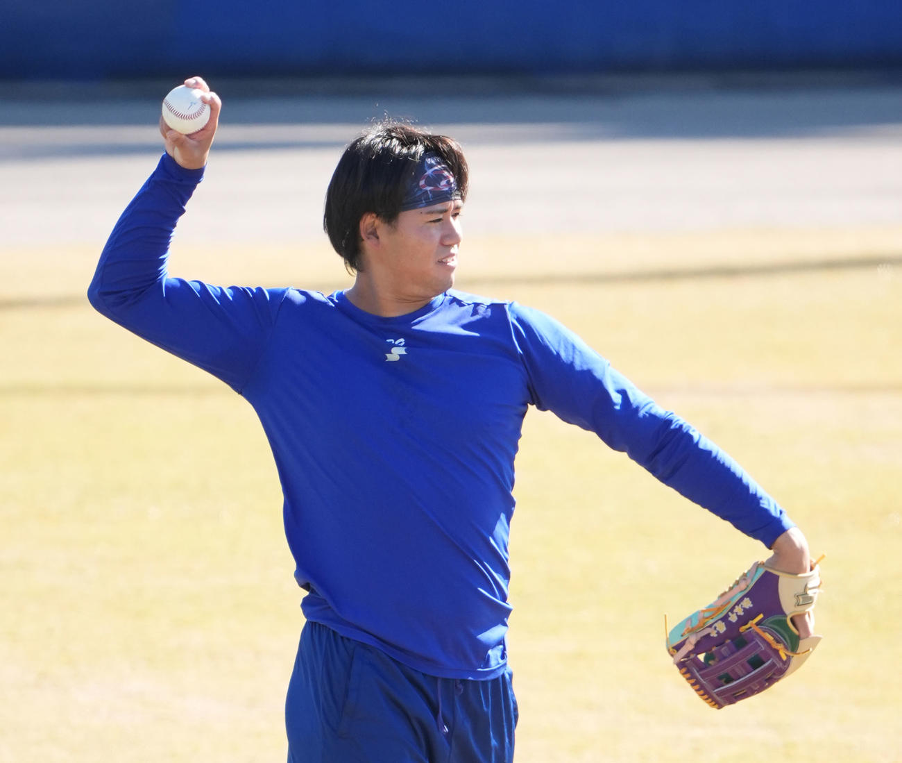 キャッチボールをする松木平（撮影・森本幸一）