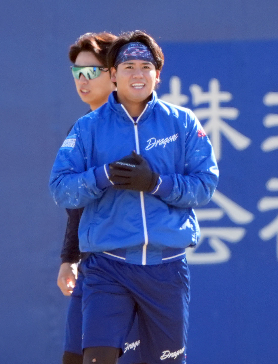トレーニングの合間に味谷（左）と言葉を交わす松木平（撮影・森本幸一）