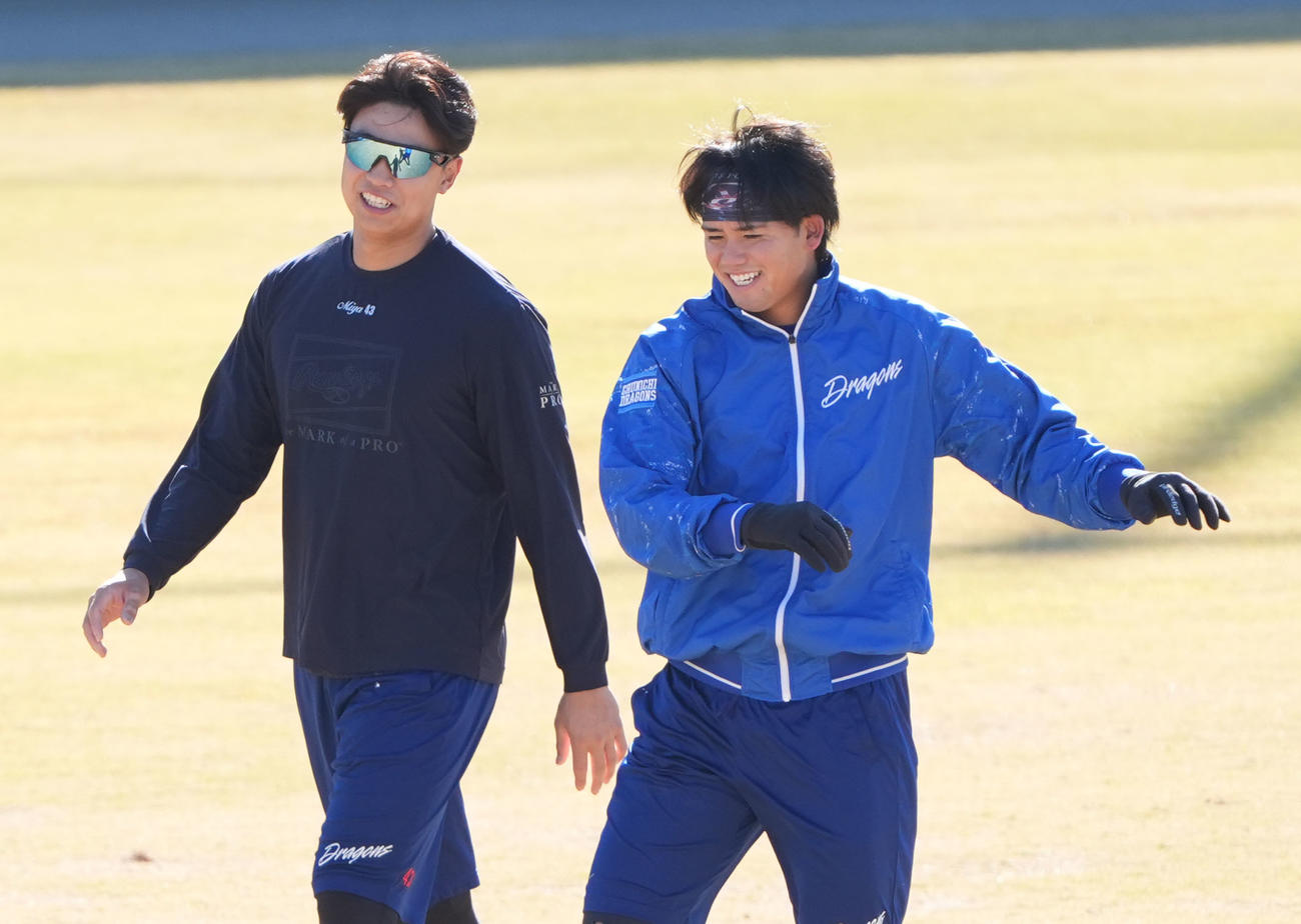 トレーニングの合間に味谷（左）と言葉を交わす松木平（撮影・森本幸一）