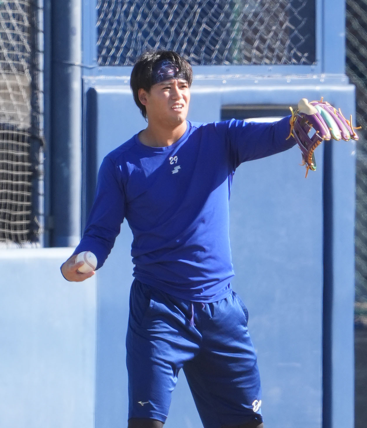 キャッチボールをする松木平（撮影・森本幸一）
