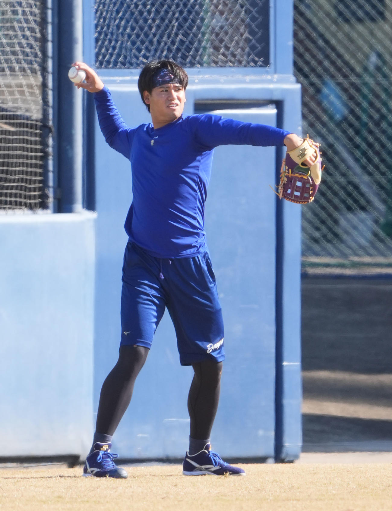 キャッチボールをする松木平（撮影・森本幸一）