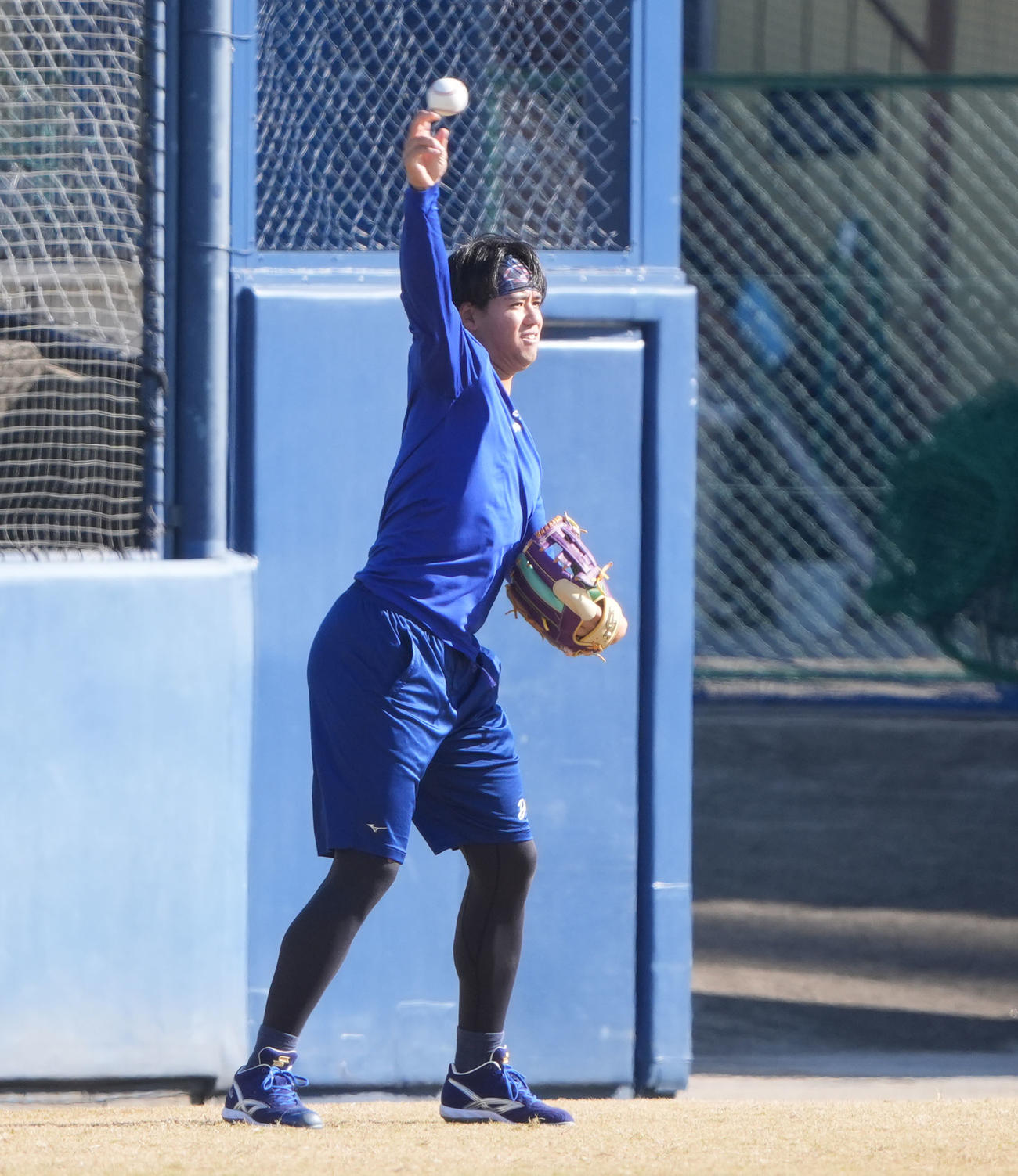 キャッチボールをする松木平（撮影・森本幸一）