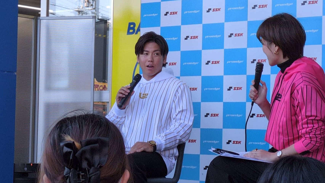 トークショーを行う阪神梅野隆太郎（左）