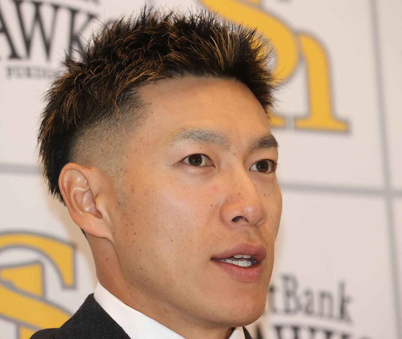 契約更改を終えた柳田は会見で話をする（撮影・梅根麻紀）