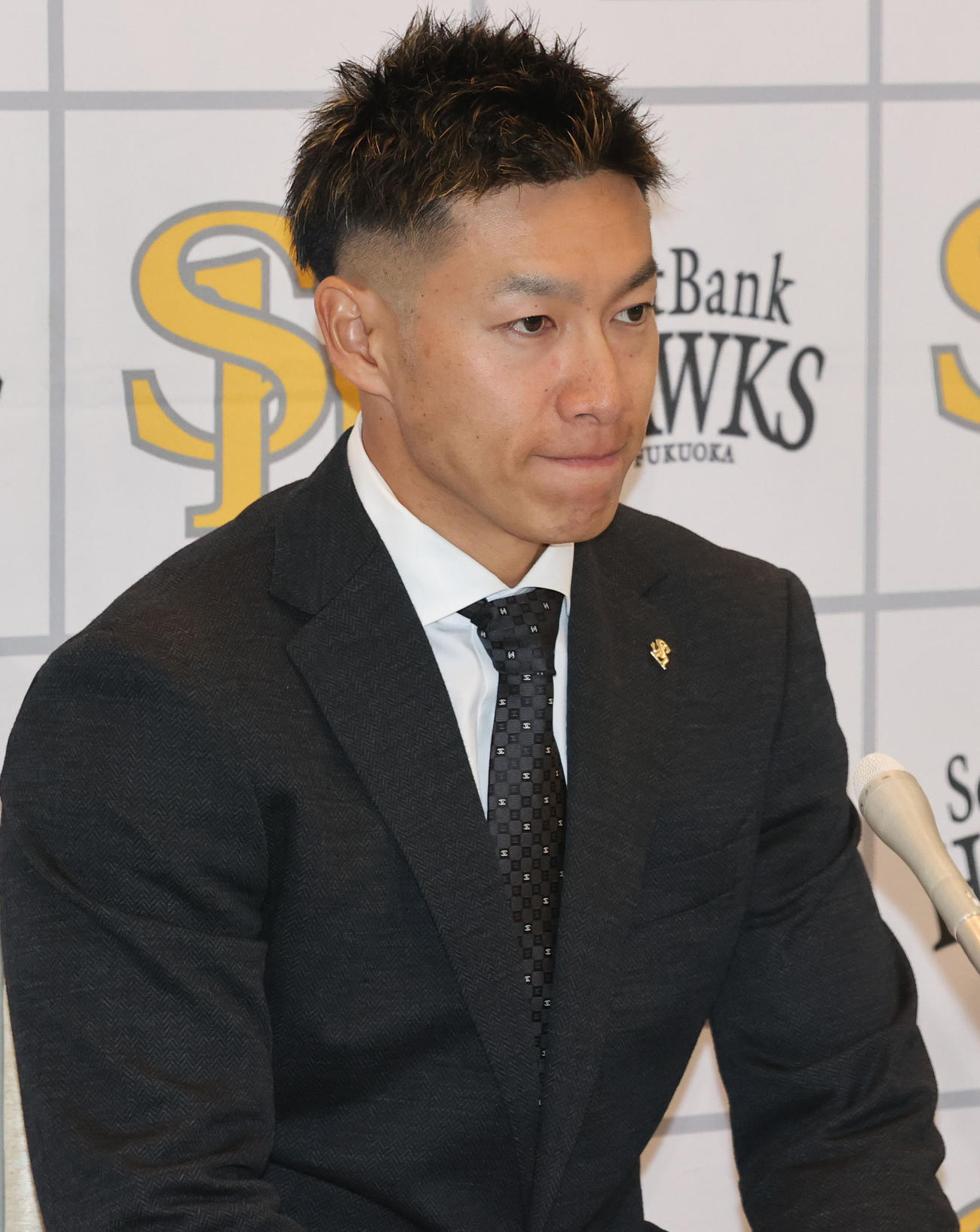 契約更改を終えた柳田は会見で話をする（撮影・梅根麻紀）