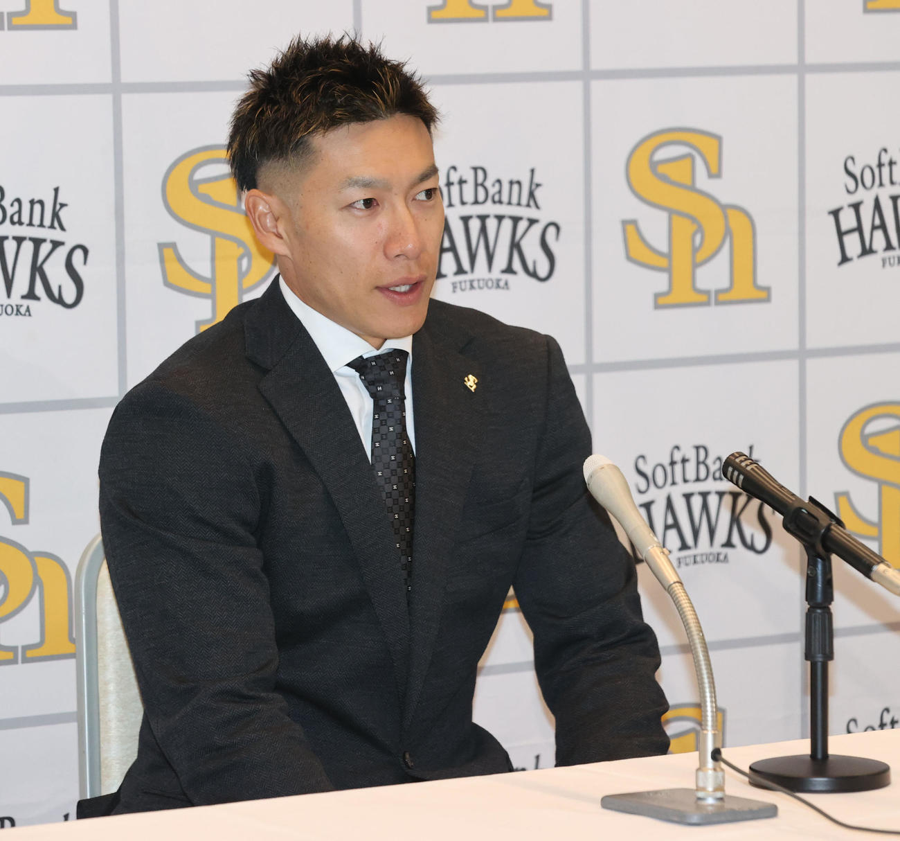 契約更改を終えた柳田は会見で話をする（撮影・梅根麻紀）