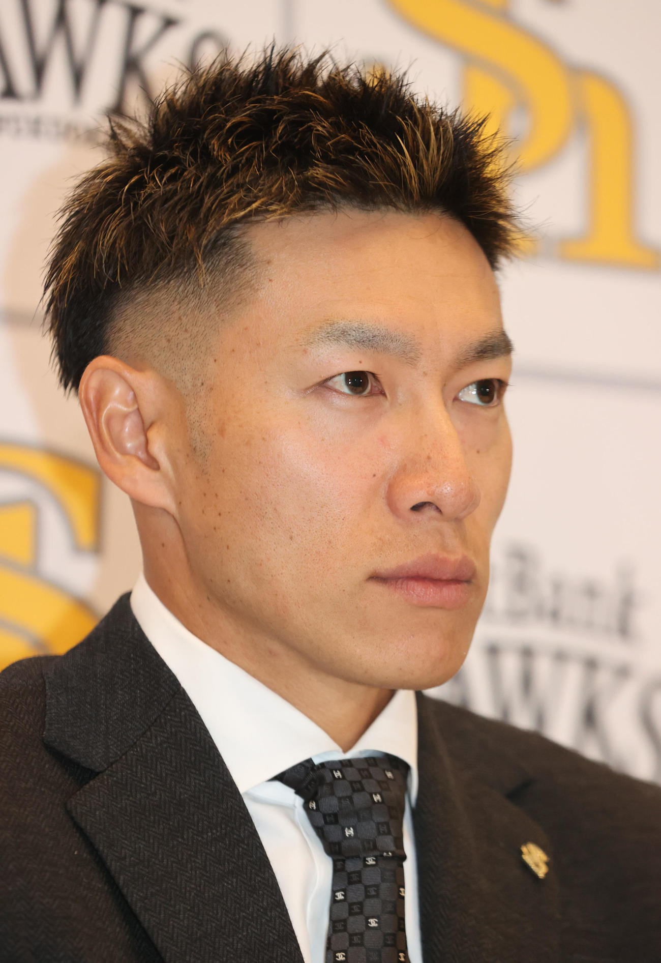 契約更改を終えた柳田は会見で話をする（撮影・梅根麻紀）