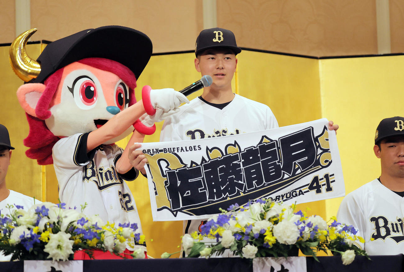 オリックスの新人選手入団発表記者会見でスピーチする佐藤龍月（撮影・宮崎幸一)＝2025年11月28日、帝国ホテル大阪