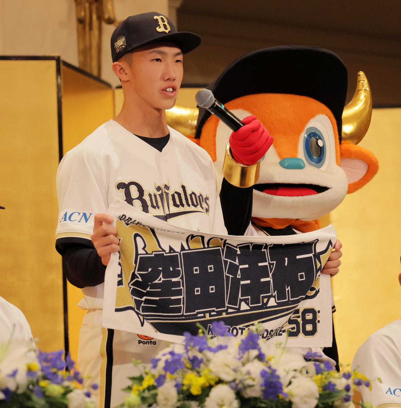 オリックスの新人選手入団発表記者会見でスピーチする窪田洋祐（2025年11月撮影）