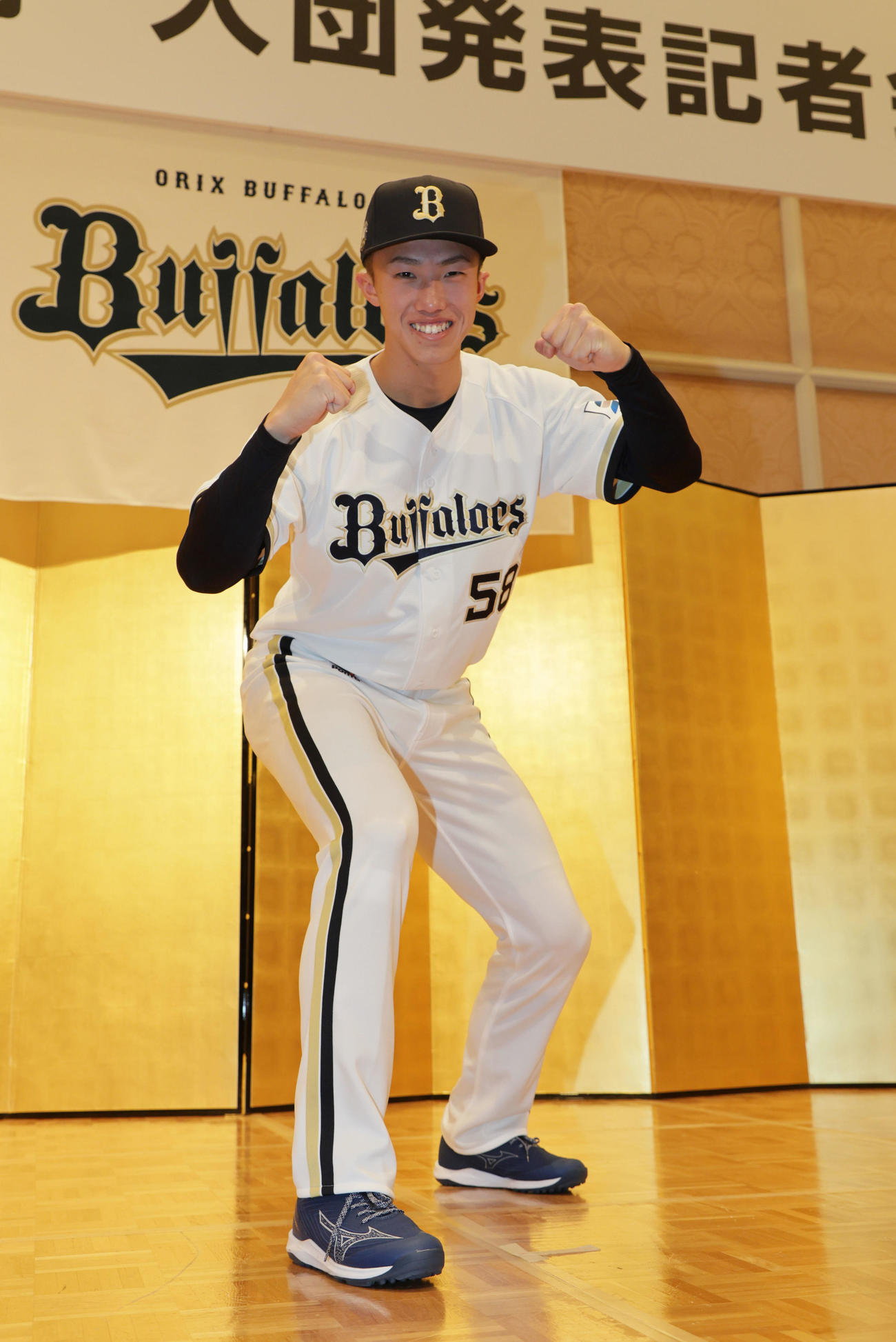 オリックスの新人選手入団発表記者会見で笑顔を見せる窪田洋祐（2025年11月撮影）