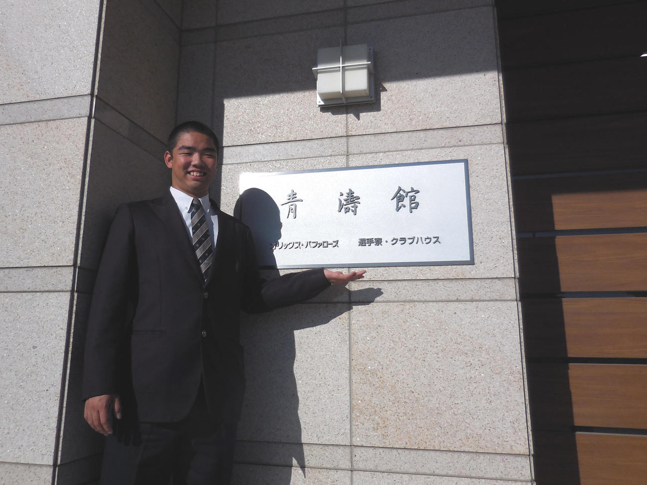 球団施設を見学したオリックスのドラフト1位延岡学園・藤川（撮影・中島麗）