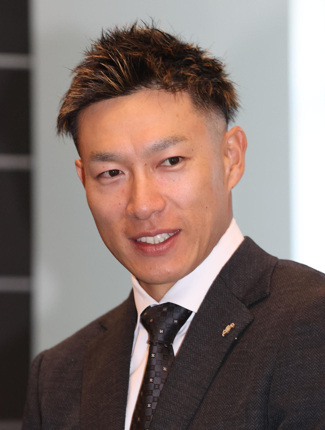 契約更改を終えた柳田は会見で話をする（撮影・梅根麻紀）