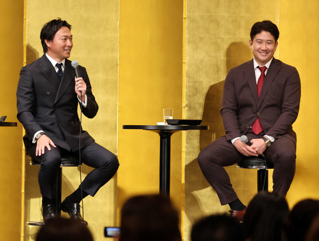スペシャルトークショーで、和気あいあいのムードで話す長野久義氏（左）と菅野（撮影・浅見桂子）