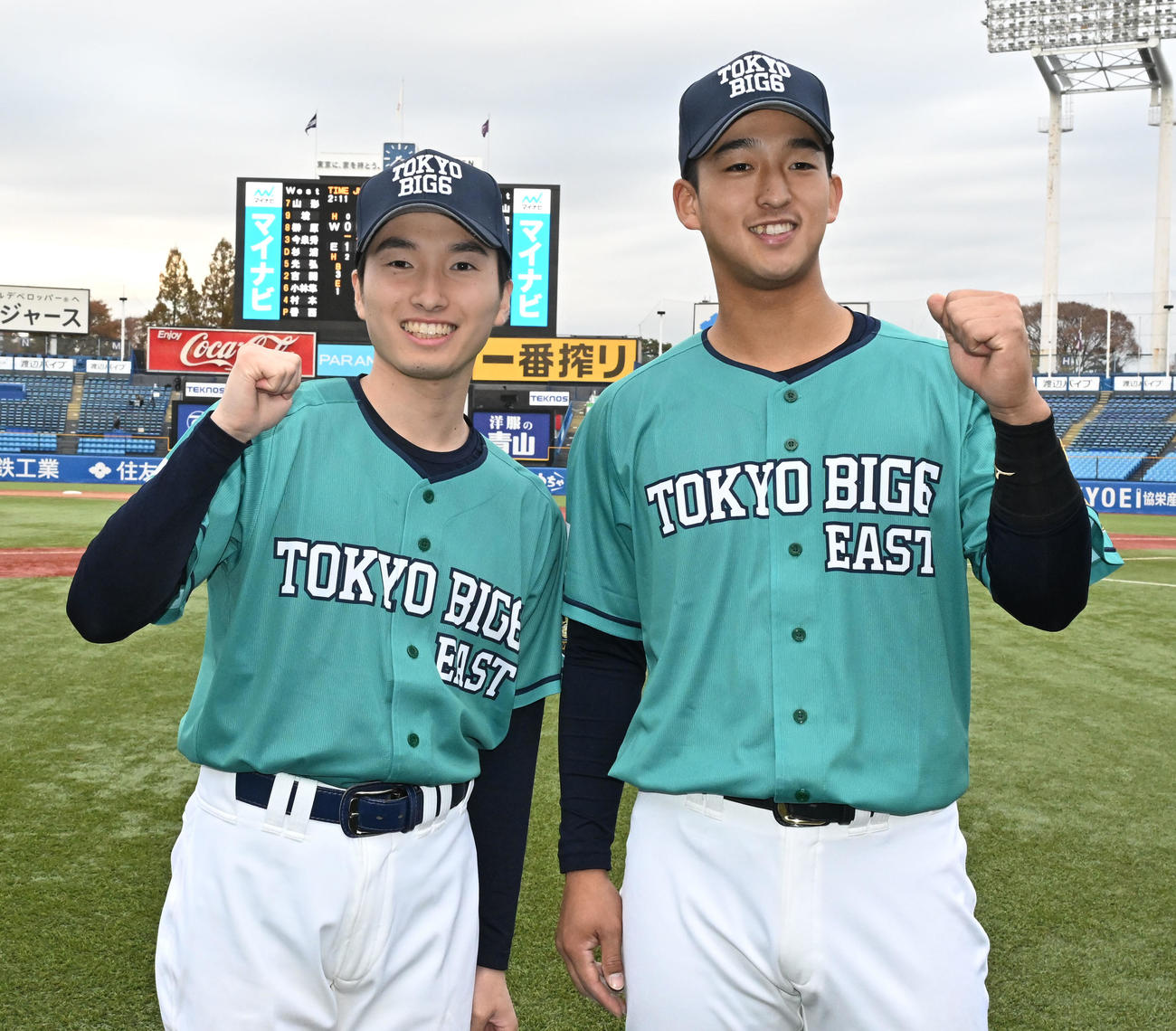 試合を終え、写真撮影に応じる、東大・渡辺（左）と法大・松下（撮影・千葉一成）